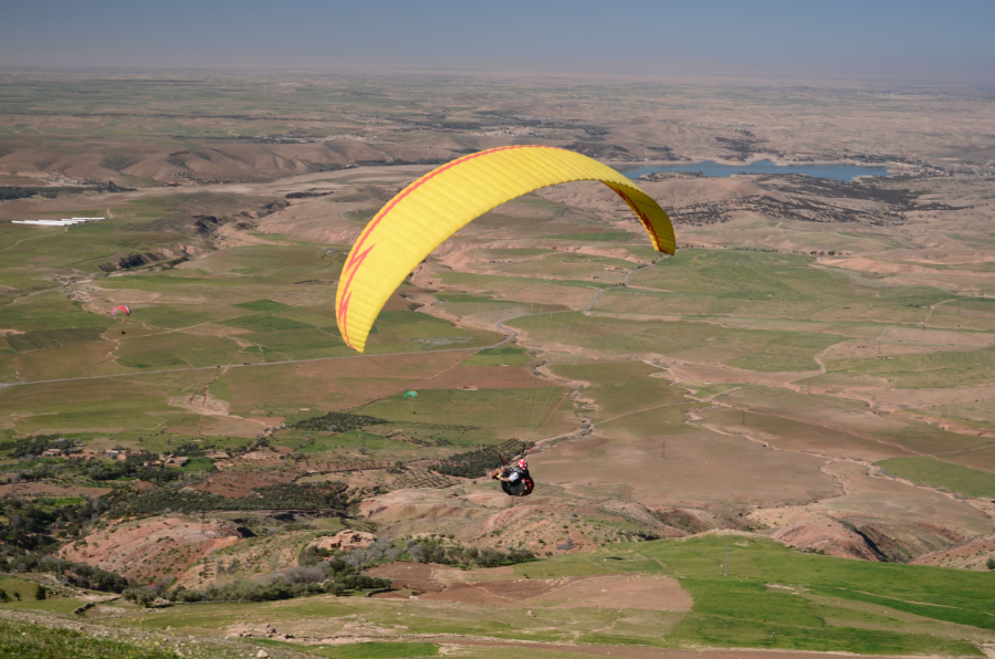 parapente-jaune-lac-bonne-tof.webp