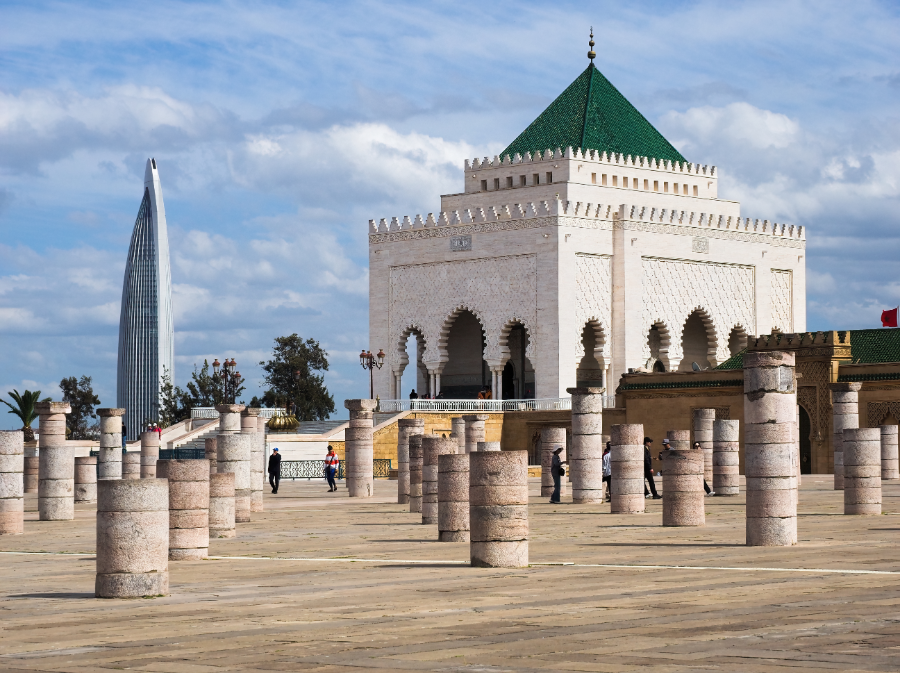 Rabat,_old_and_new_(Mausoleum_of_Mohammed_V_and_new_Mohammed_VI_Tower_behind;_ضريح_محمد_الخامس).webp